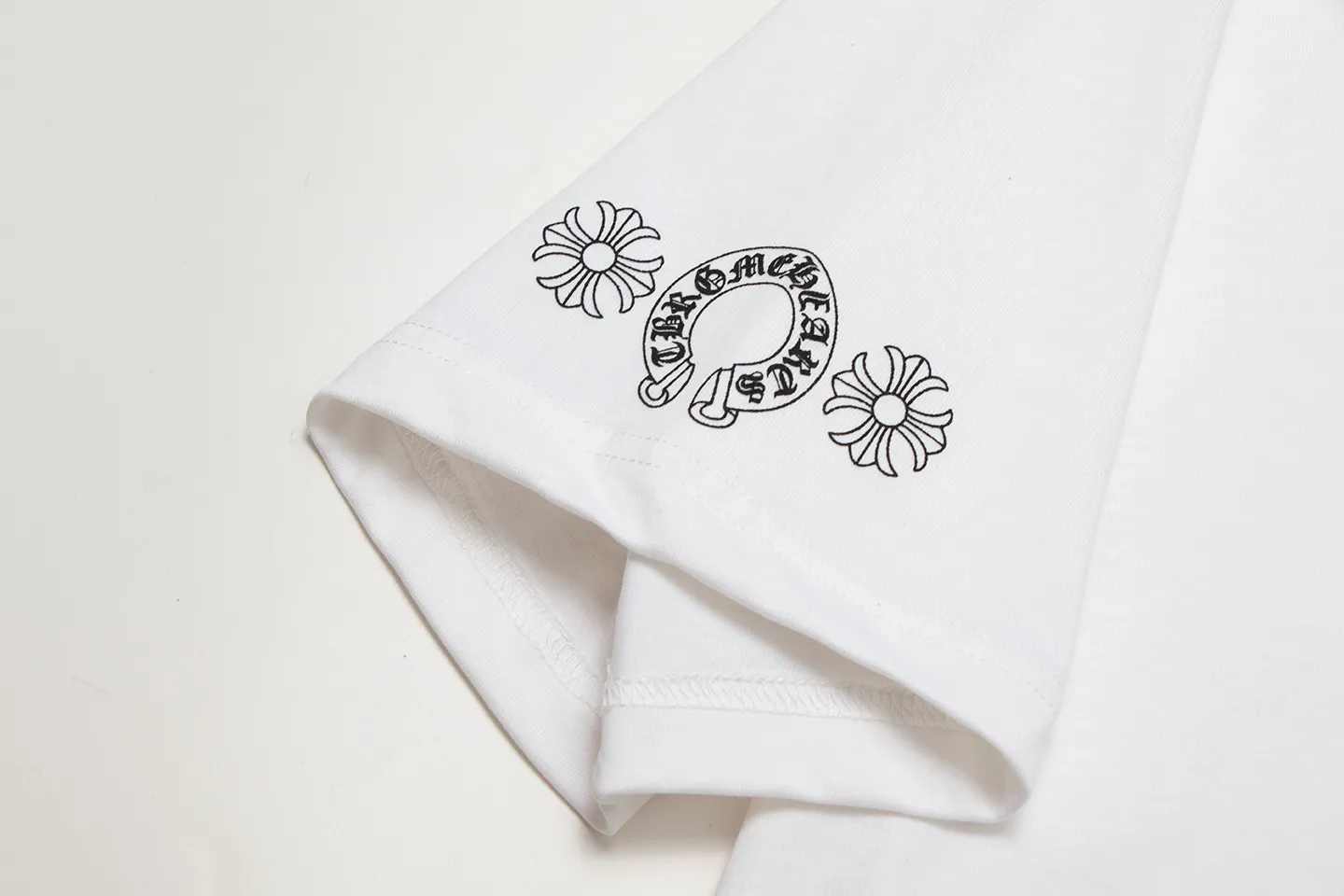 P150 Chrome Hearts Chrome Hearts Sanskrit Horseshoe Camouflage Print Short Sleeve Size: SMLXL Color: Black White